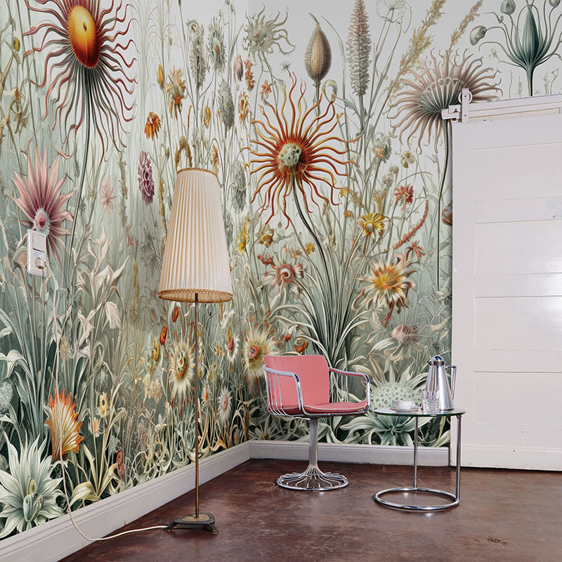Raumansicht einer Blumentapete mit Gräsern & Roboterobjekten nach Hernst Haeckel